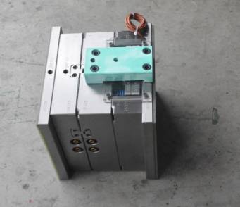 塑料模具設(shè)計方案時必須考慮到什么問題？