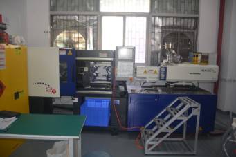 我們常說的臥式注塑機與立式注塑之間有什么區(qū)別呢？