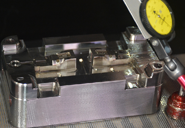 精密模具開(kāi)模