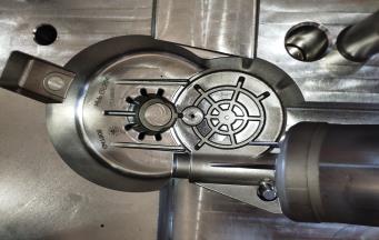 塑膠套啤模具開裂原因和對策？